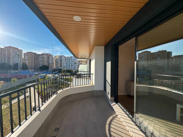 Piso en Alquiler en Avenida de los Guindos en Los Guindos - Parque Mediterráneo - Santa Paula