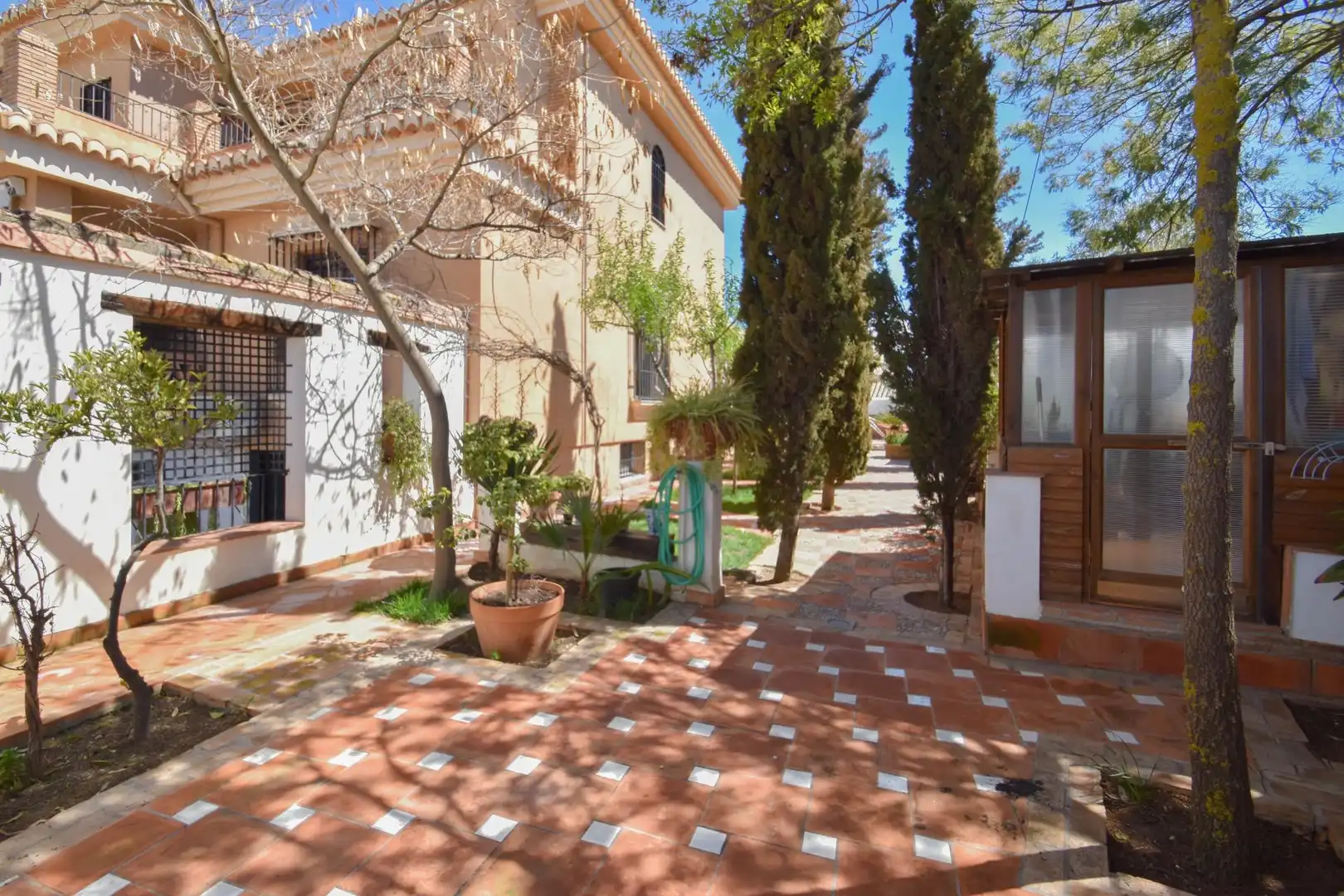 Vista exterior de Casa o xalet en venda en Las Gabias amb Aire condicionat, Calefacció i Jardí privat