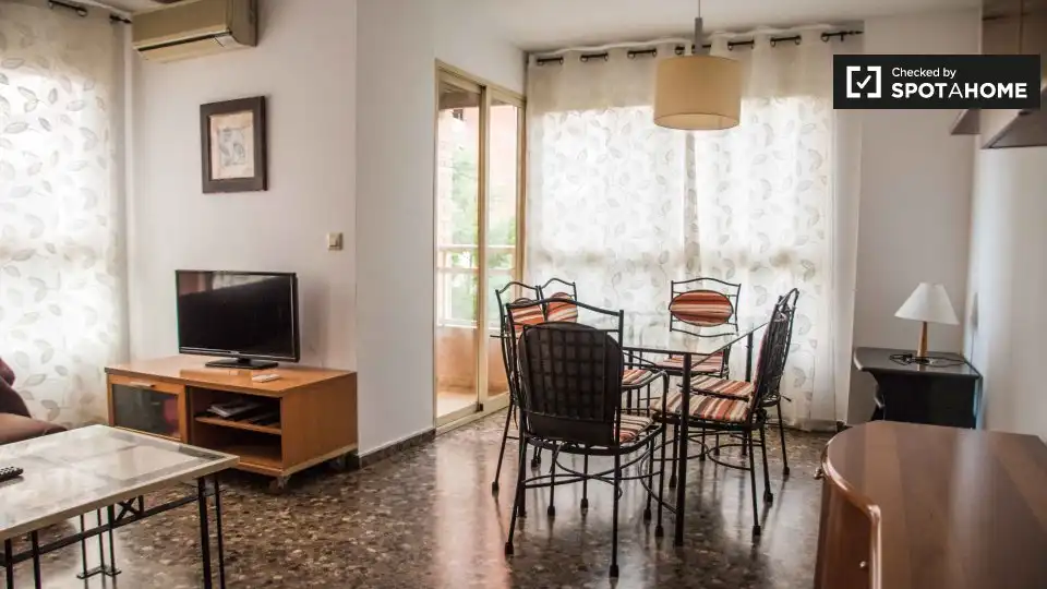 Appartamento con terrazza in affitto a Quatre Carreres
