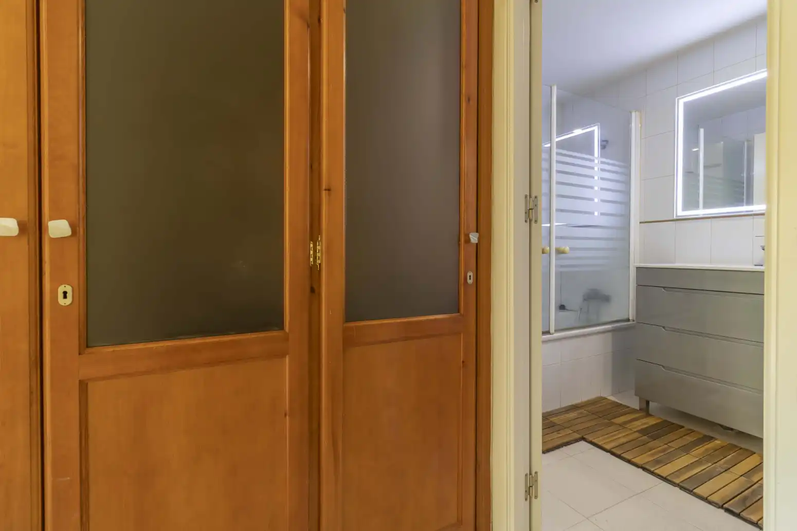 Bathroom of Flat for sale in Sevilla  with Air Conditioner and Storage room