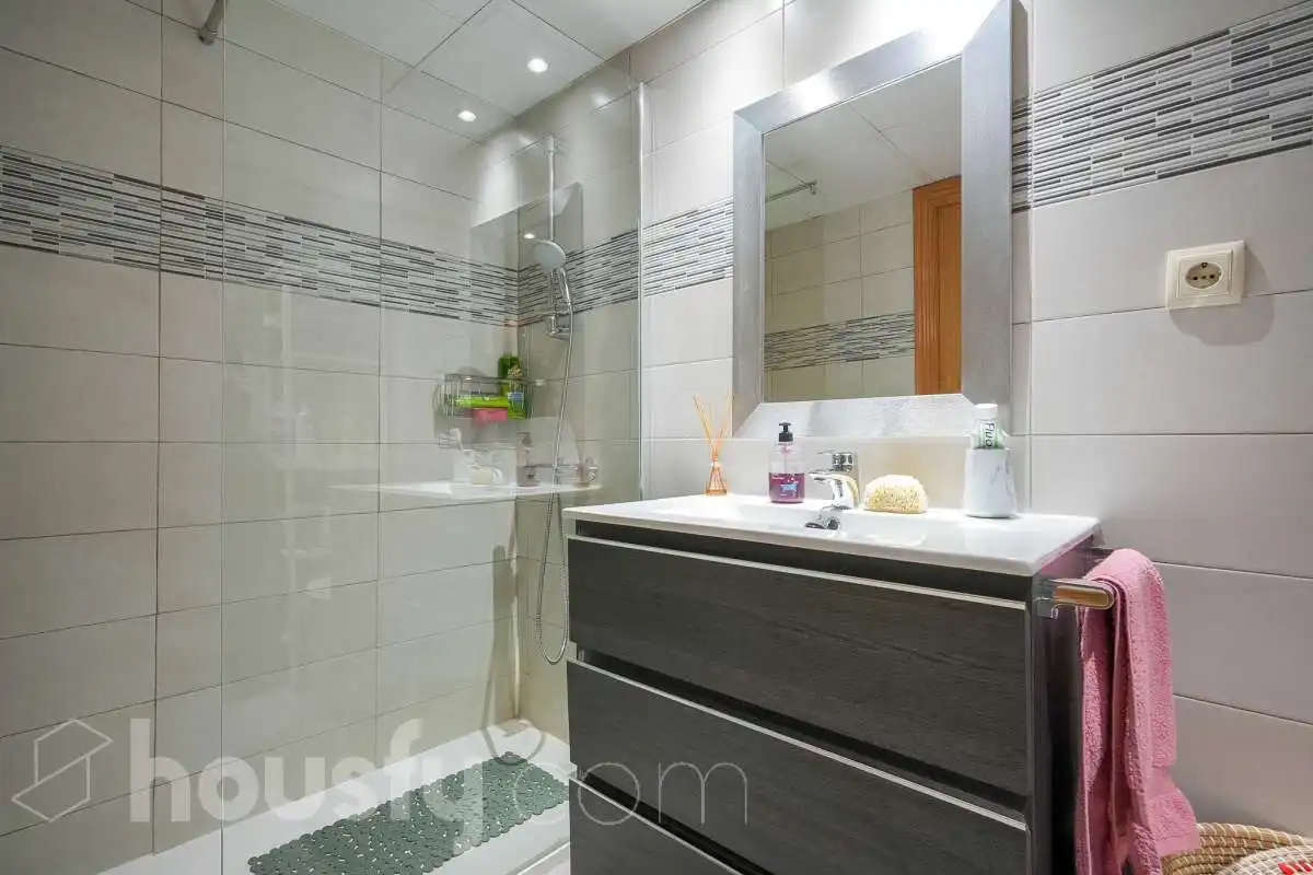 Baño de Piso en venta en Madrid con Aire acondicionado, Calefacción y Jardín privado