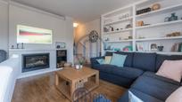 Sala d'estar de Casa adosada en venda en Bigues i Riells amb Aire condicionat, Terrassa i Piscina