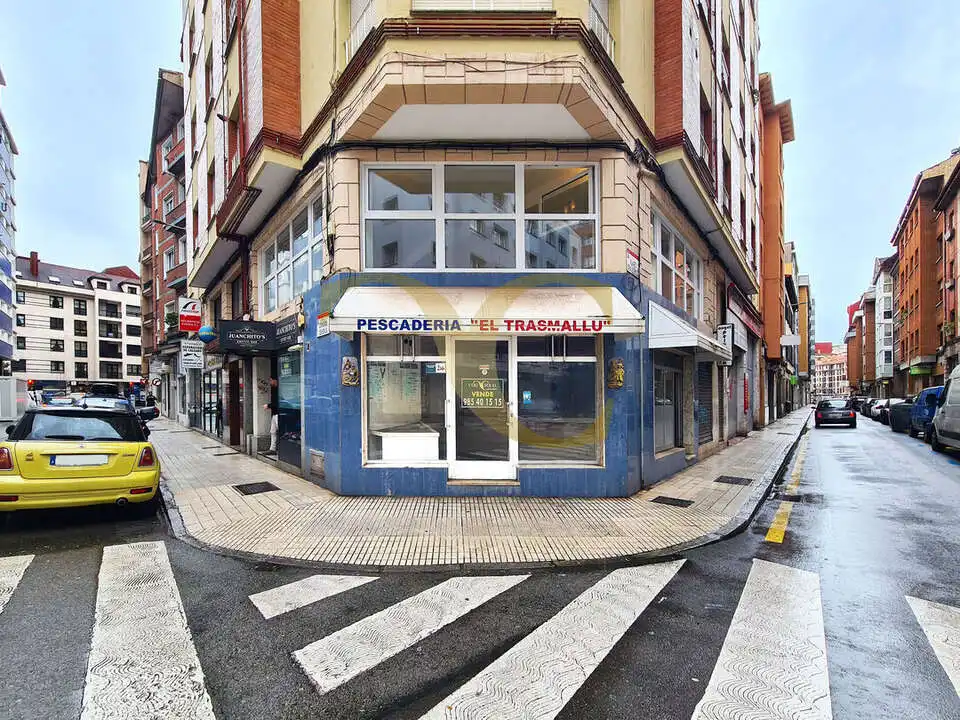Vista exterior de Local en venta en Gijón 