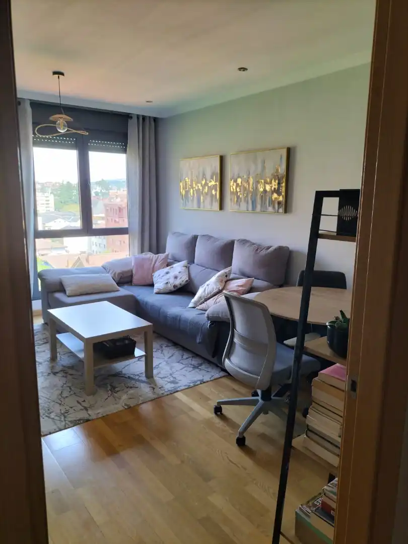 Sala d'estar de Apartament en venda en Oviedo  amb Calefacció, Parquet i Traster