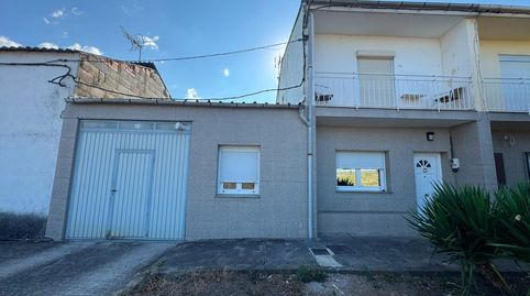 SE VENDE ADOSADO EN POSADA DEL BIERZO, MAS UNA FINCA URBANA DE 3500m2