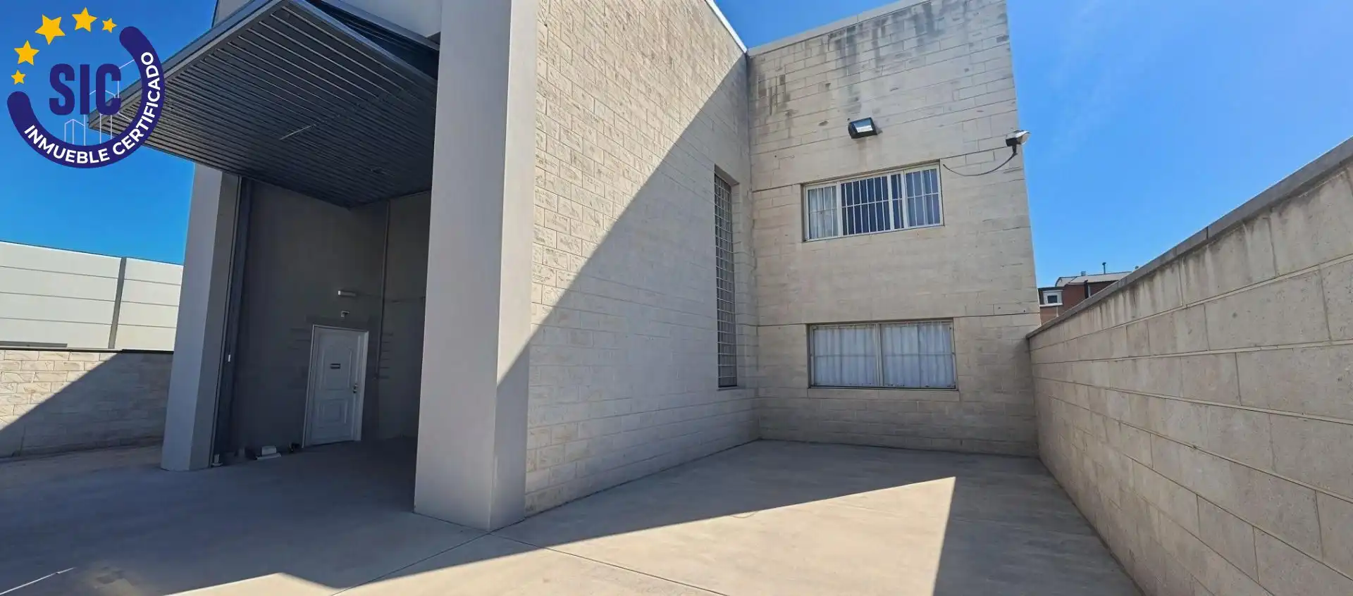 Vista exterior de Nave industrial en venta en El Genovés