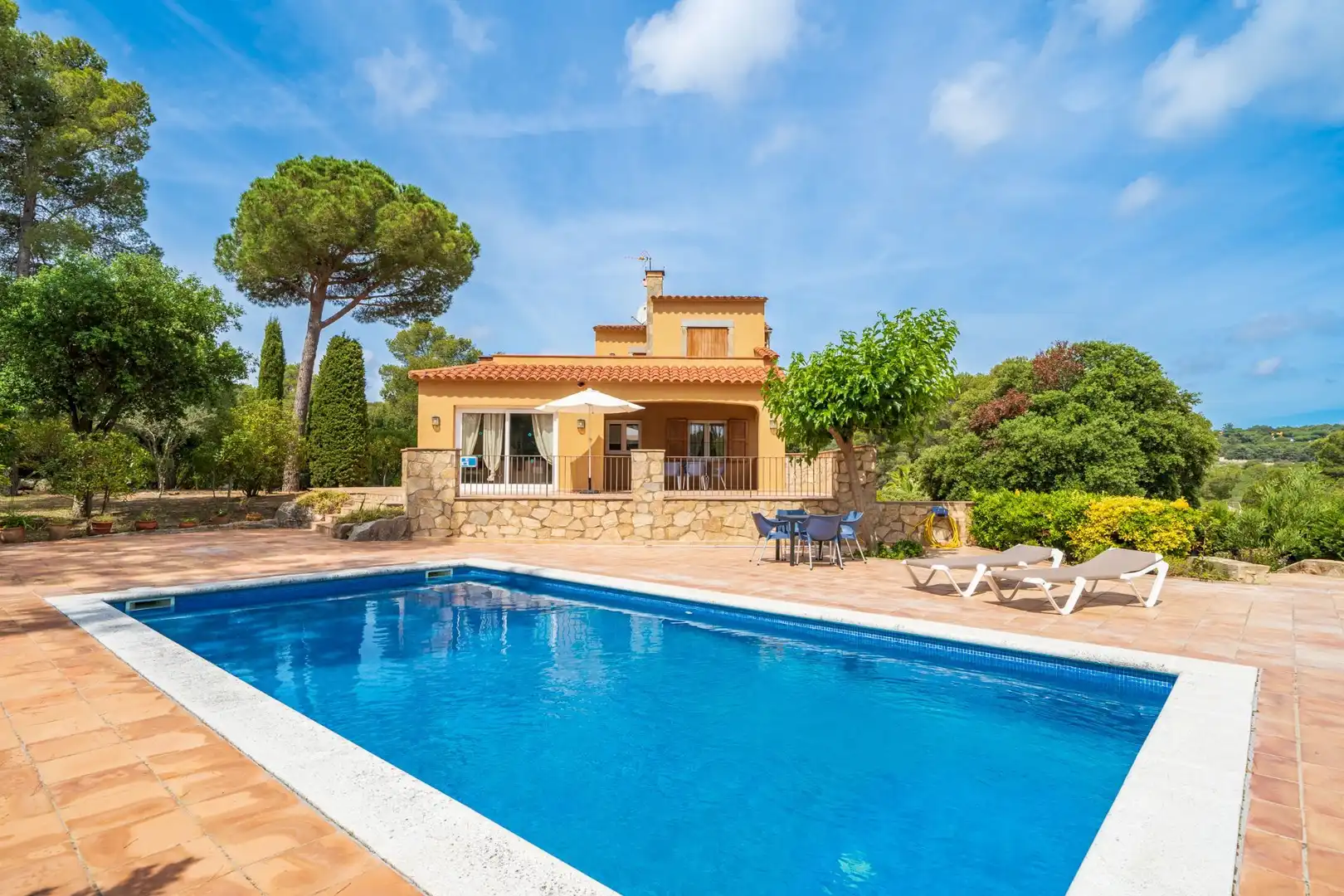 House with pool for sale in Tamariu