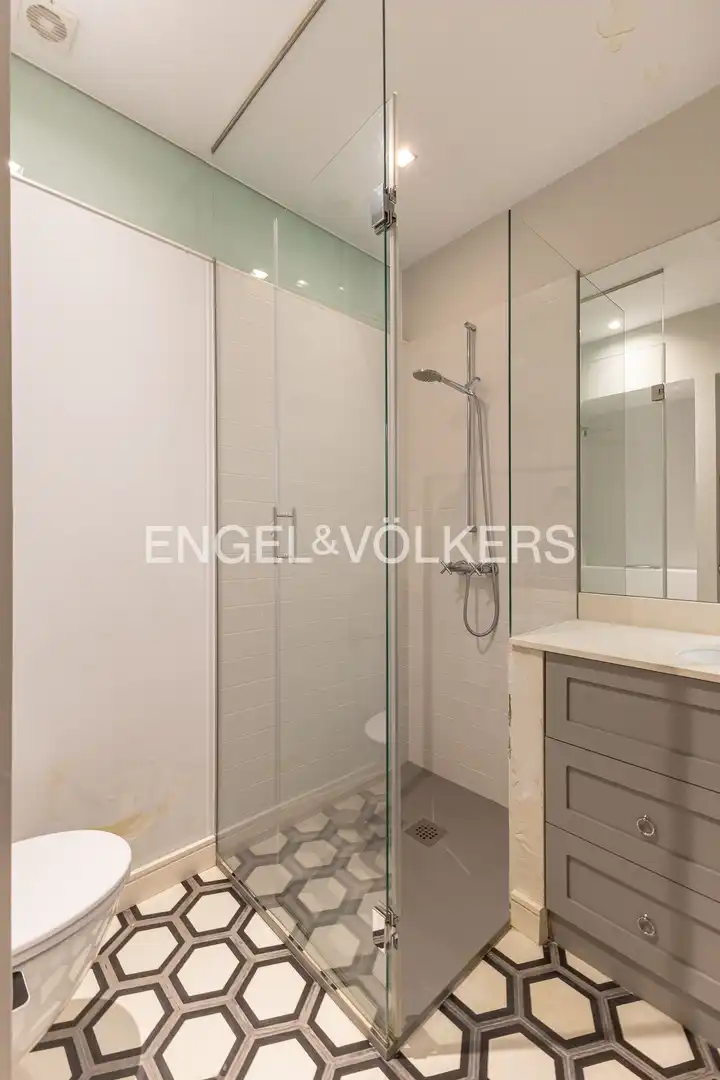 Badezimmer von Dachboden zur Miete in Madrid mit Klimaanlage, Heizung und Terrasse