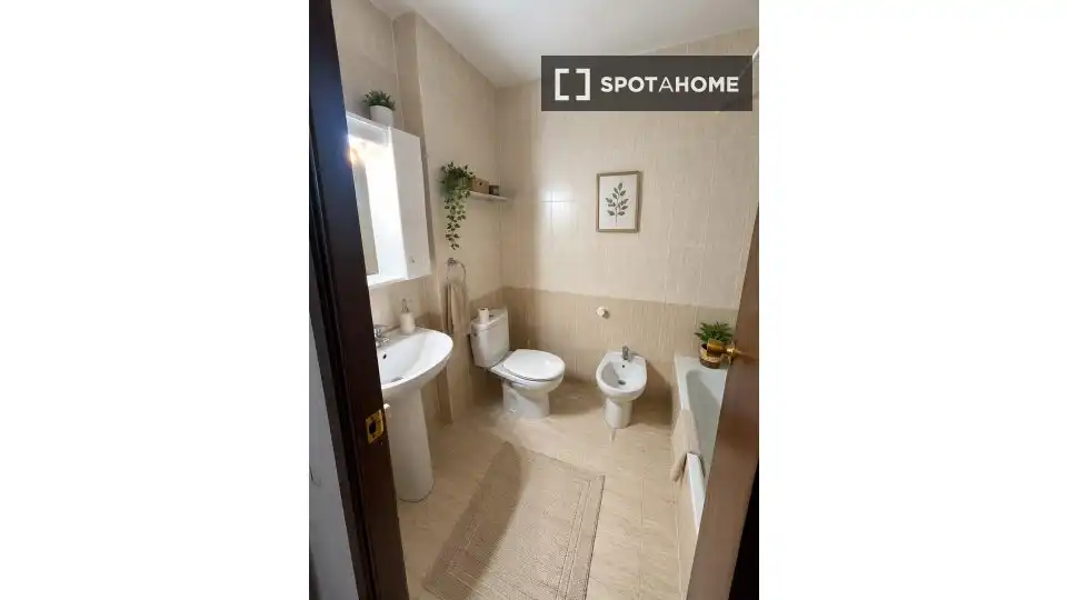 Bathroom of Flat for share in Benidorm  with Air Conditioner, Heating and Furnished