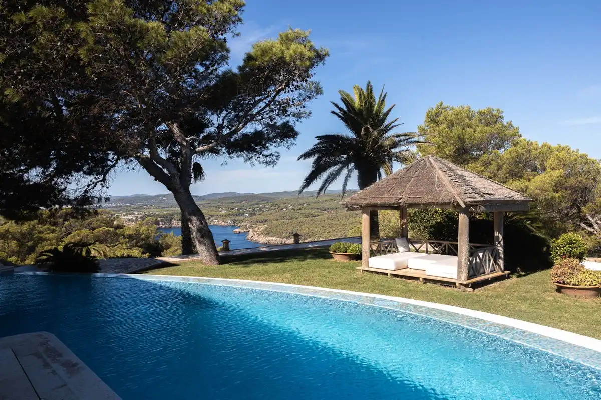 Piscina de Casa o xalet en venda en Santa Eulària des Riu amb Aire condicionat, Calefacció i Jardí privat