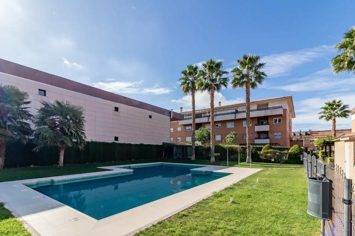 Schwimmbecken von Wohnung zur Miete in Granada mit Klimaanlage, Heizung und Privatgarten