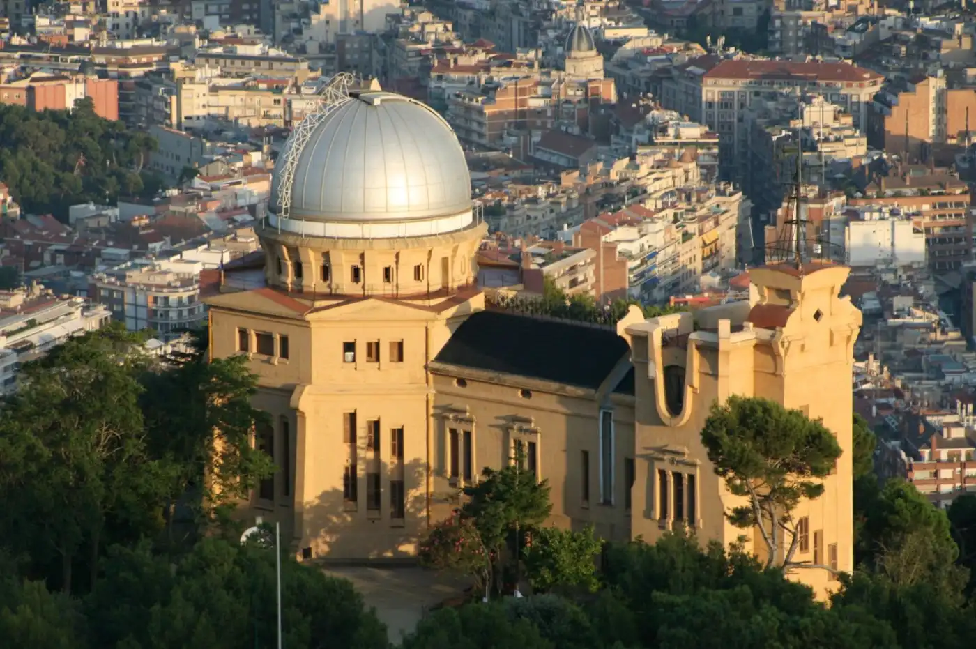 Vista exterior de Edifici en venda en Barcelona