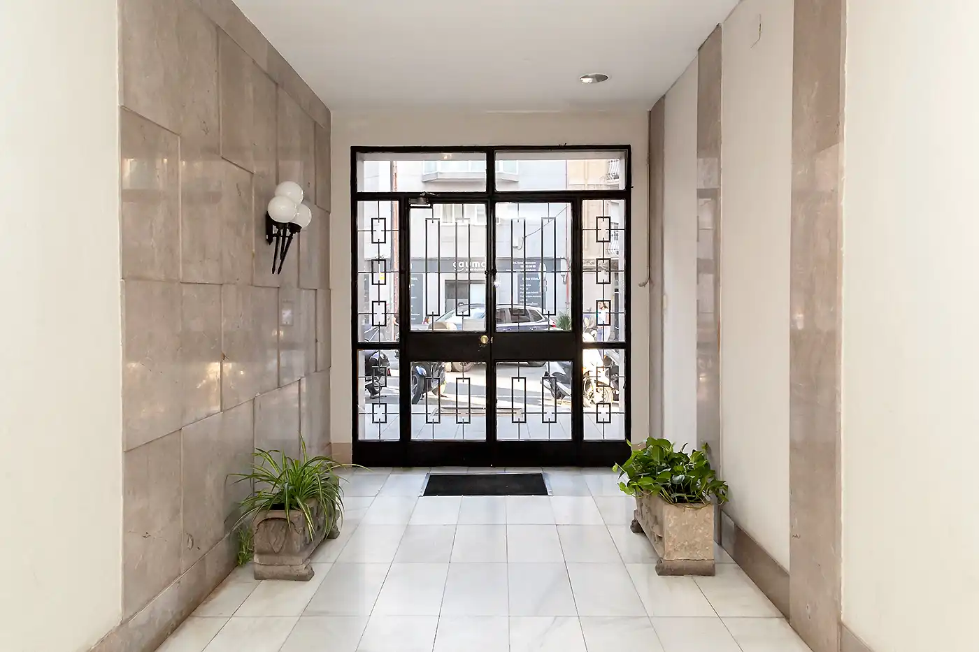 Wohnung zum Verkauf in Barcelona mit Balkon und Alarm