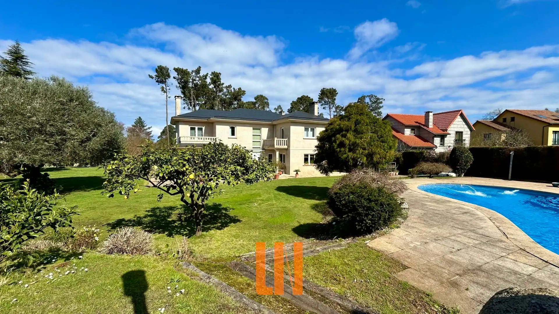 Vista exterior de Casa o xalet en venda en Oleiros amb Calefacció, Jardí privat i Parquet
