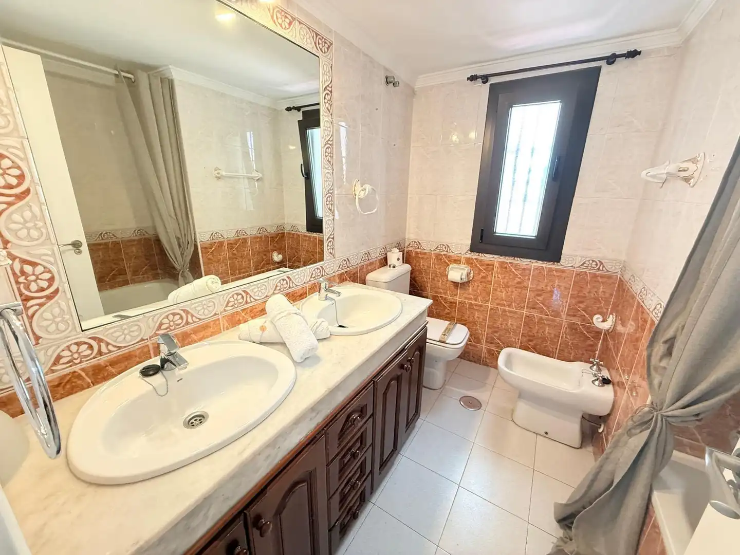 Bathroom of Apartments for sale in Fuengirola  with Air Conditioner, Terrace and Balcony