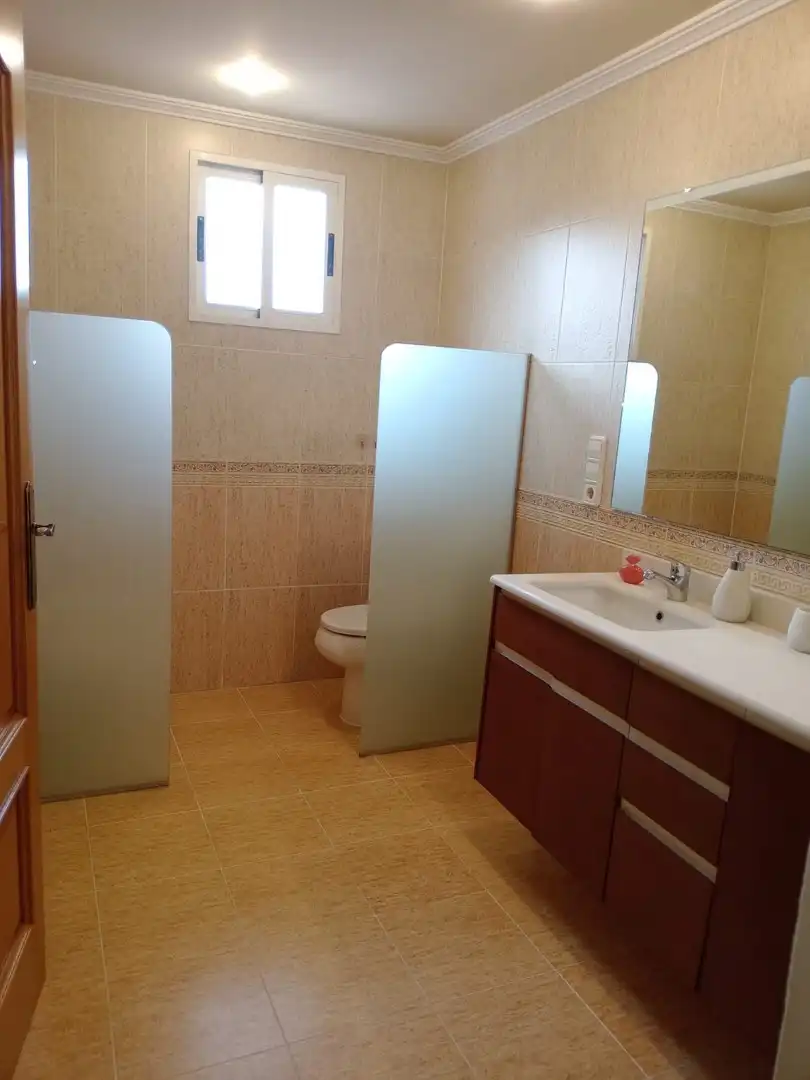 Baño de Casa adosada de alquiler en Xirivella con Terraza y Amueblado