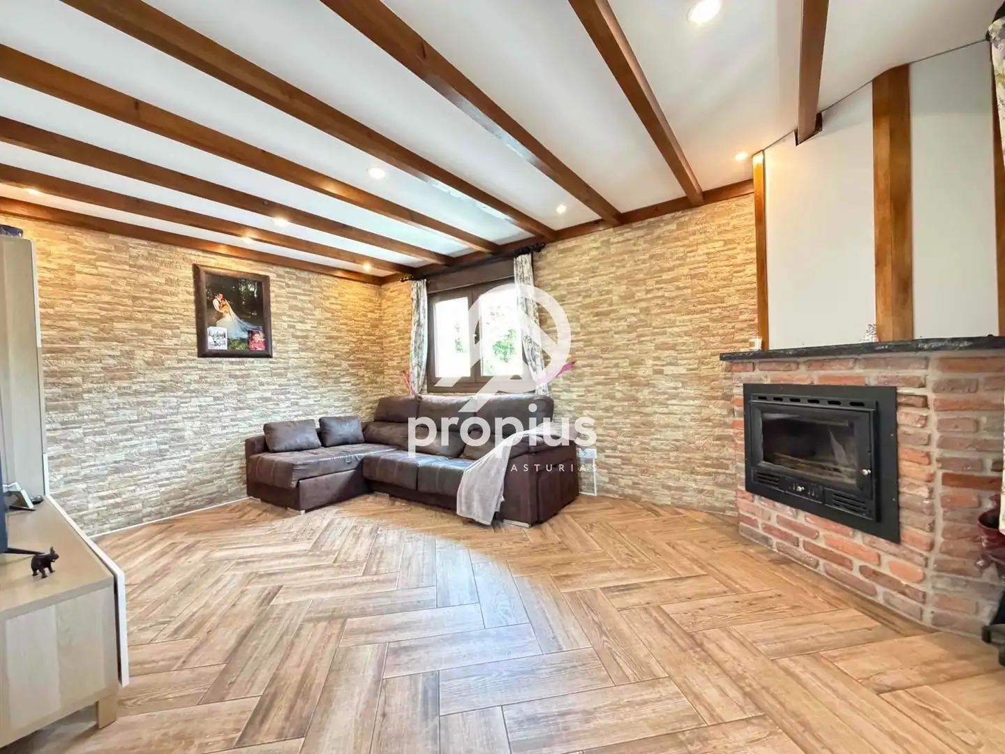 Sala d'estar de Casa o xalet en venda en Sariego amb Calefacció, Parquet i Traster