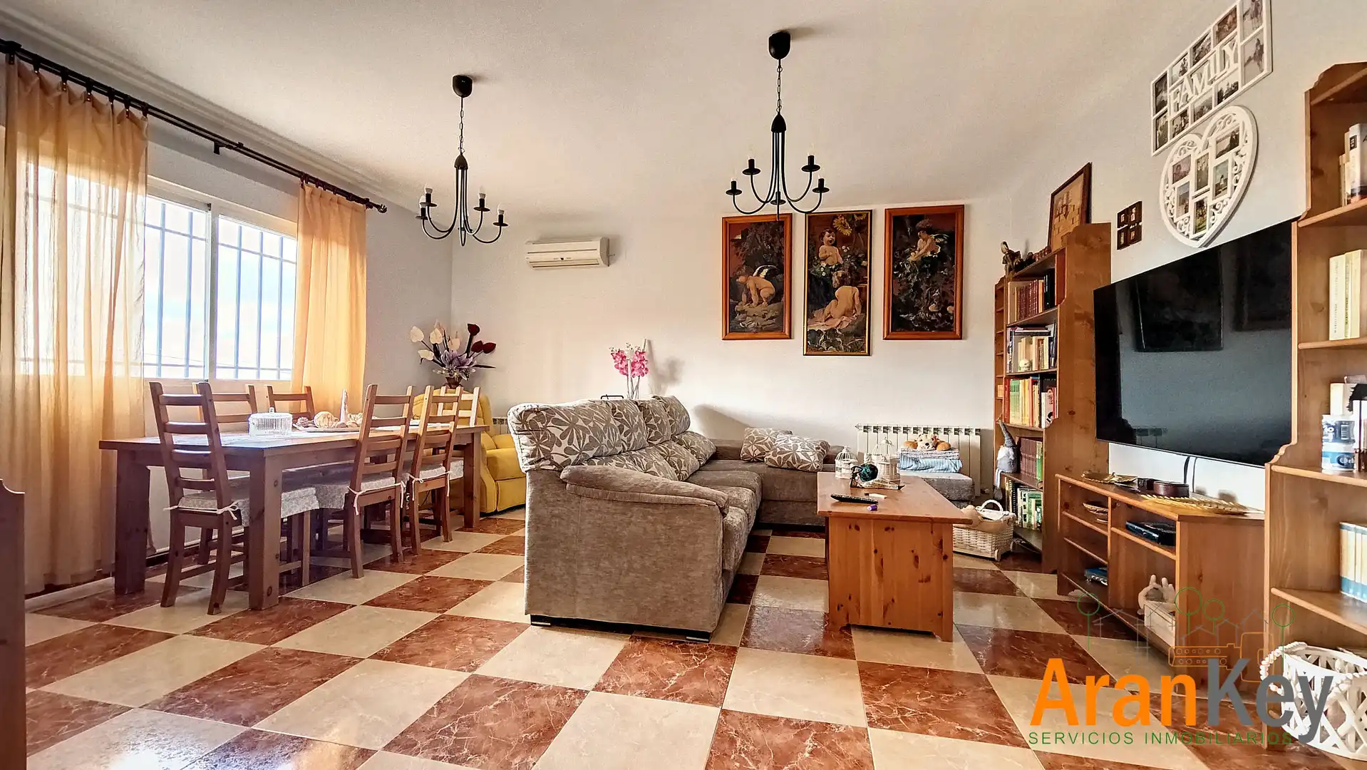Sala d'estar de Casa o xalet en venda en Colmenar de Oreja amb Aire condicionat, Calefacció i Jardí privat