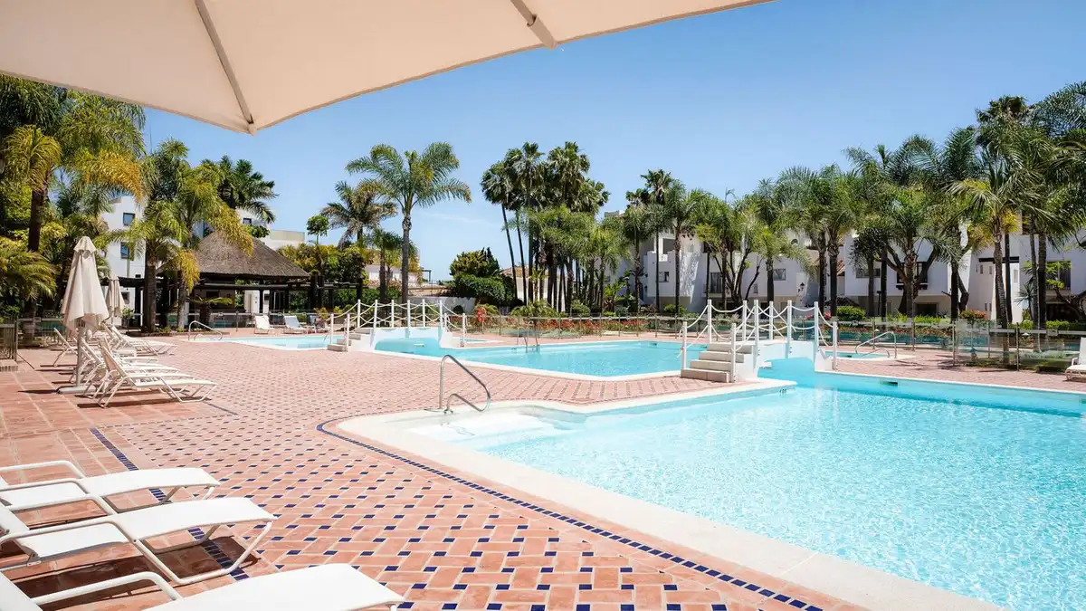 Piscina de Planta baixa en venda en Marbella amb Aire condicionat, Terrassa i Piscina comunitària