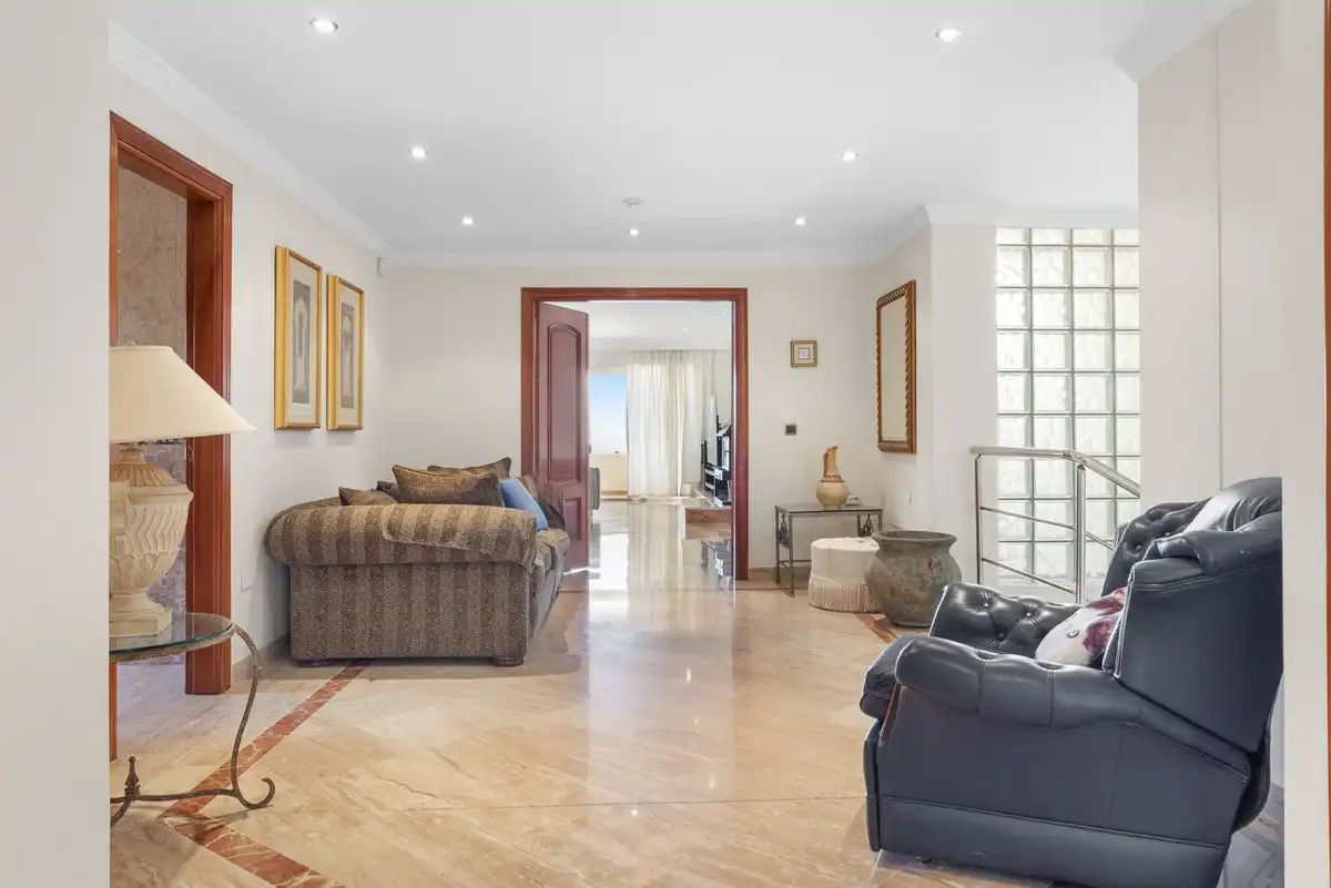 Sala d'estar de Casa o xalet en venda en Benahavís amb Aire condicionat, Jardí privat i Terrassa