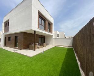 Jardí de Casa o xalet de lloguer en Dos Hermanas amb Aire condicionat, Calefacció i Parquet