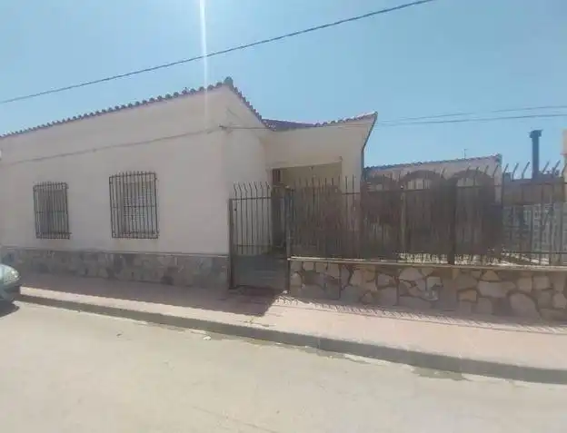 Vista exterior de Casa adosada en venta en Algueña