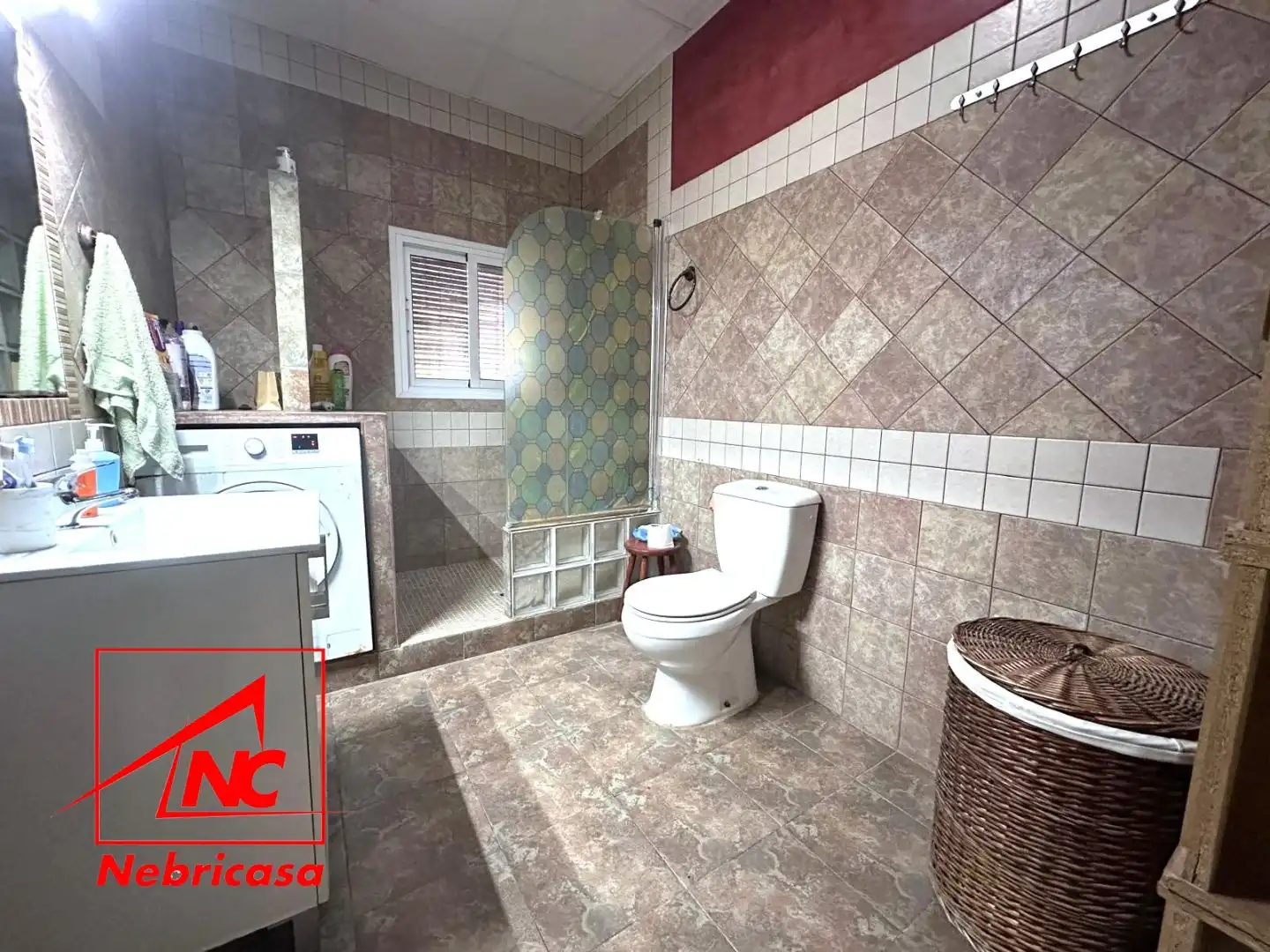 Bany de Finca rústica en venda en Lebrija amb Aire condicionat, Piscina i Moblat