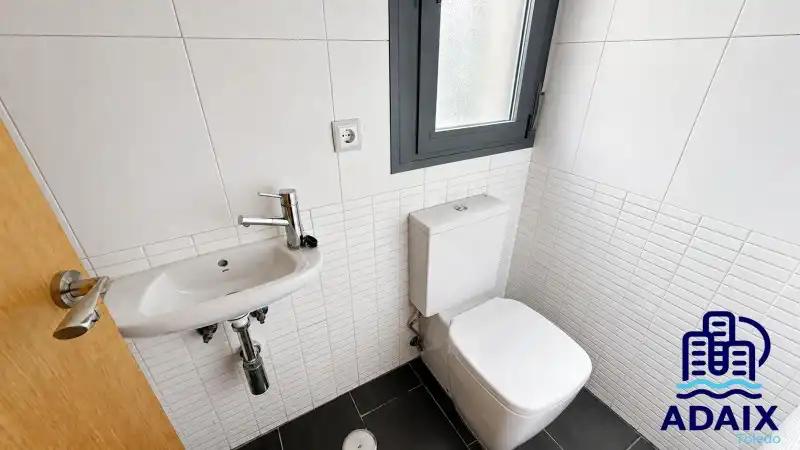 Bathroom of Houses for sale in Layos  with Air Conditioner, Heating and Terrace