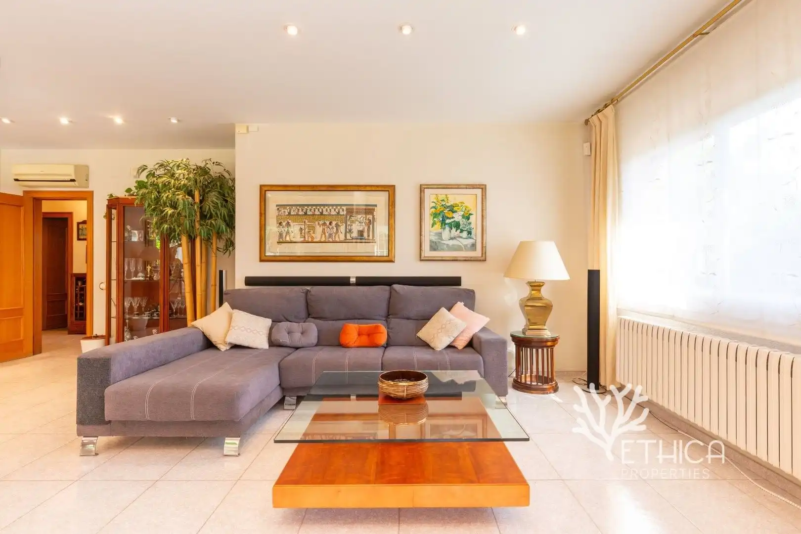 Sala d'estar de Casa o xalet en venda en Cerdanyola del Vallès amb Aire condicionat, Calefacció i Jardí privat