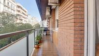 Exterior view of Flat for sale in  Barcelona Capital  with Balcony and Community pool