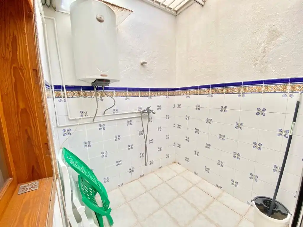 Baño de Planta baja de alquiler en Torrevieja con Jardín privado, Terraza y Piscina
