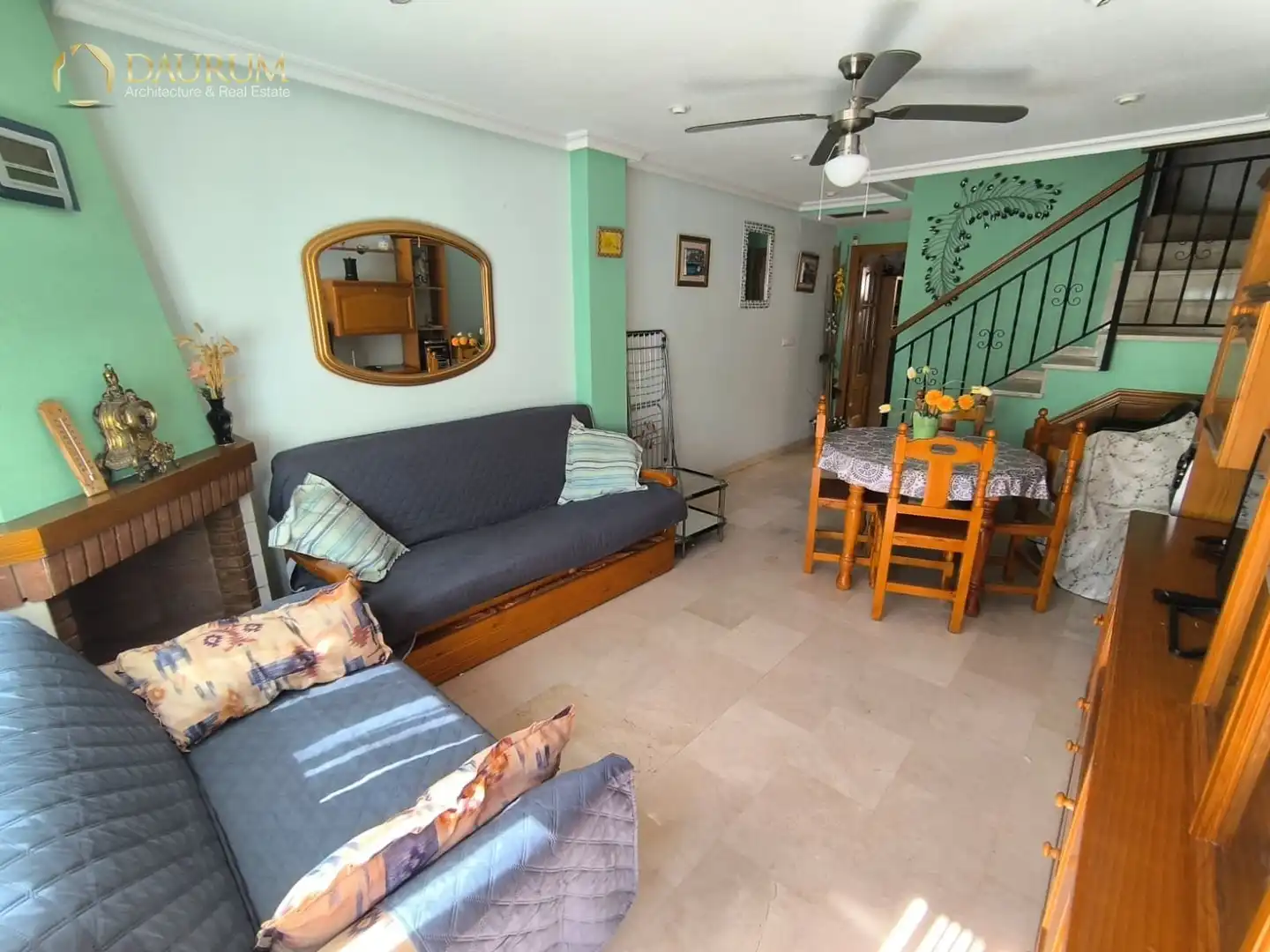 Wohnzimmer von Einfamilien-Reihenhaus zum Verkauf in Santa Pola mit Klimaanlage, Heizung und Privatgarten