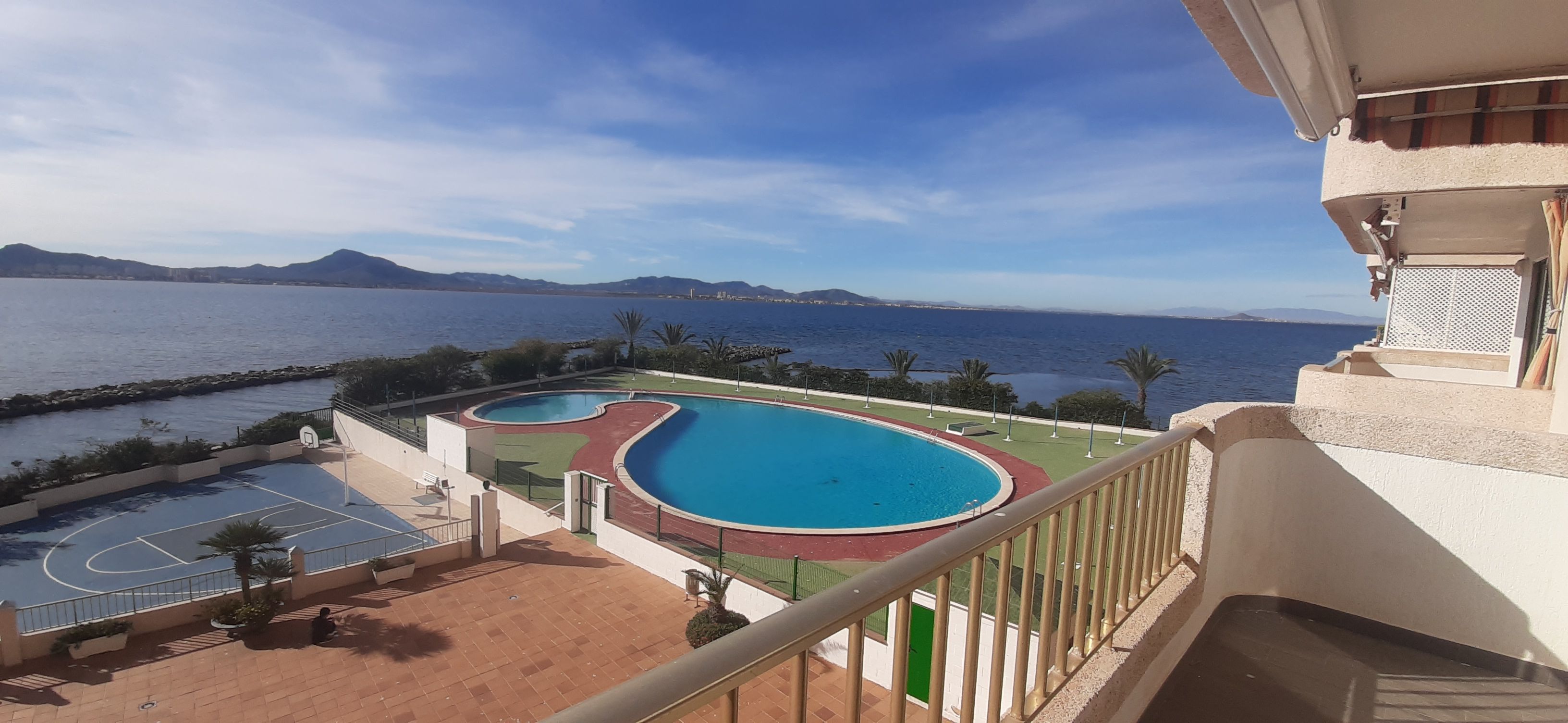Piscina de Apartament en venda en La Manga del Mar Menor amb Aire condicionat, Calefacció i Jardí privat