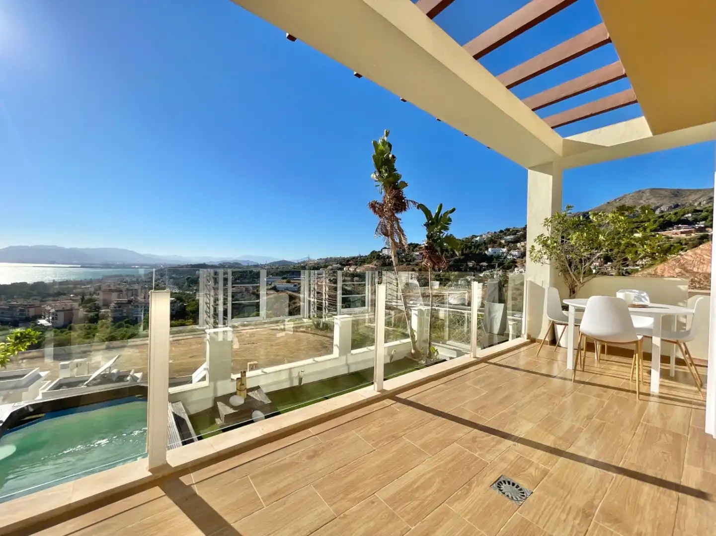 Terrasse von Einfamilien-Reihenhaus zum Verkauf in Málaga mit Klimaanlage, Heizung und Privatgarten