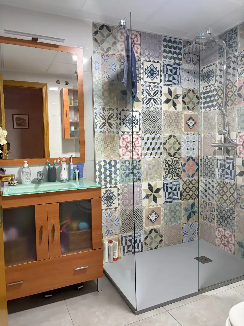 Badezimmer von Wohnung zum Verkauf in Plasencia mit Klimaanlage, Schwimmbad und Balkon