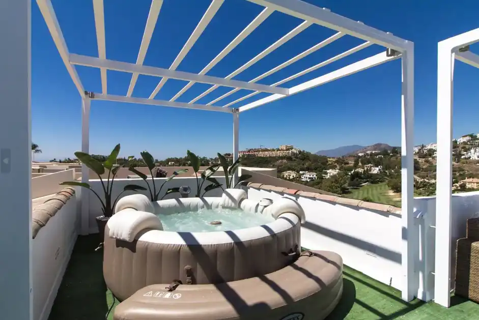 Apartment with pool for sale in La Quinta