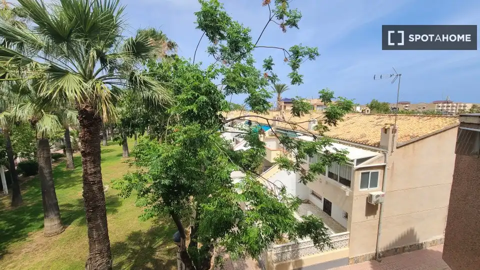 Vista exterior de Apartamento para compartir en Orihuela con Aire acondicionado, Terraza y Amueblado
