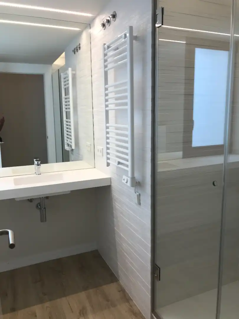 Bany de Pis de lloguer en Girona amb Aire condicionat, Calefacció i Parquet