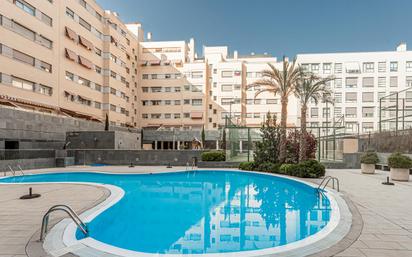 Swimming pool of Flat for sale in  Madrid Capital  with Air Conditioner, Heating and Private garden