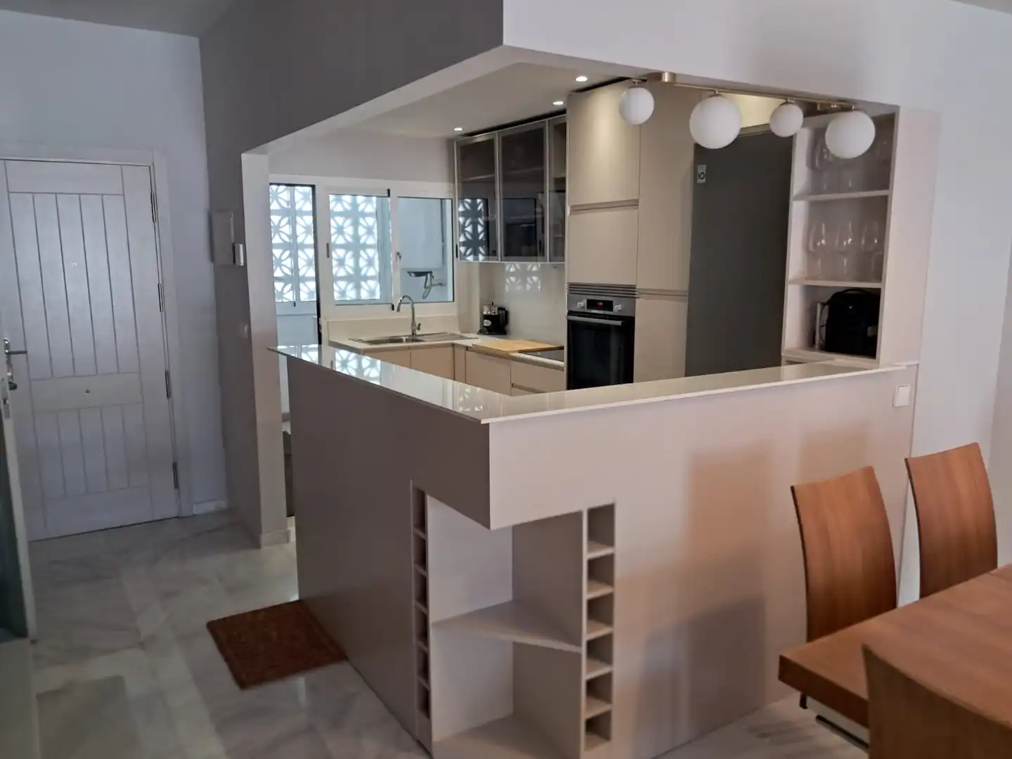 Cuina de Casa adosada en venda en Estepona amb Aire condicionat, Terrassa i Traster
