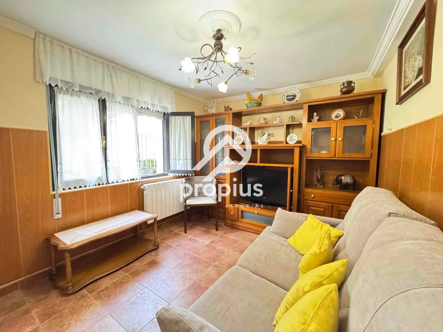 Sala de estar de Casa o chalet en venta en Parres con Calefacción, Jardín privado y Parquet