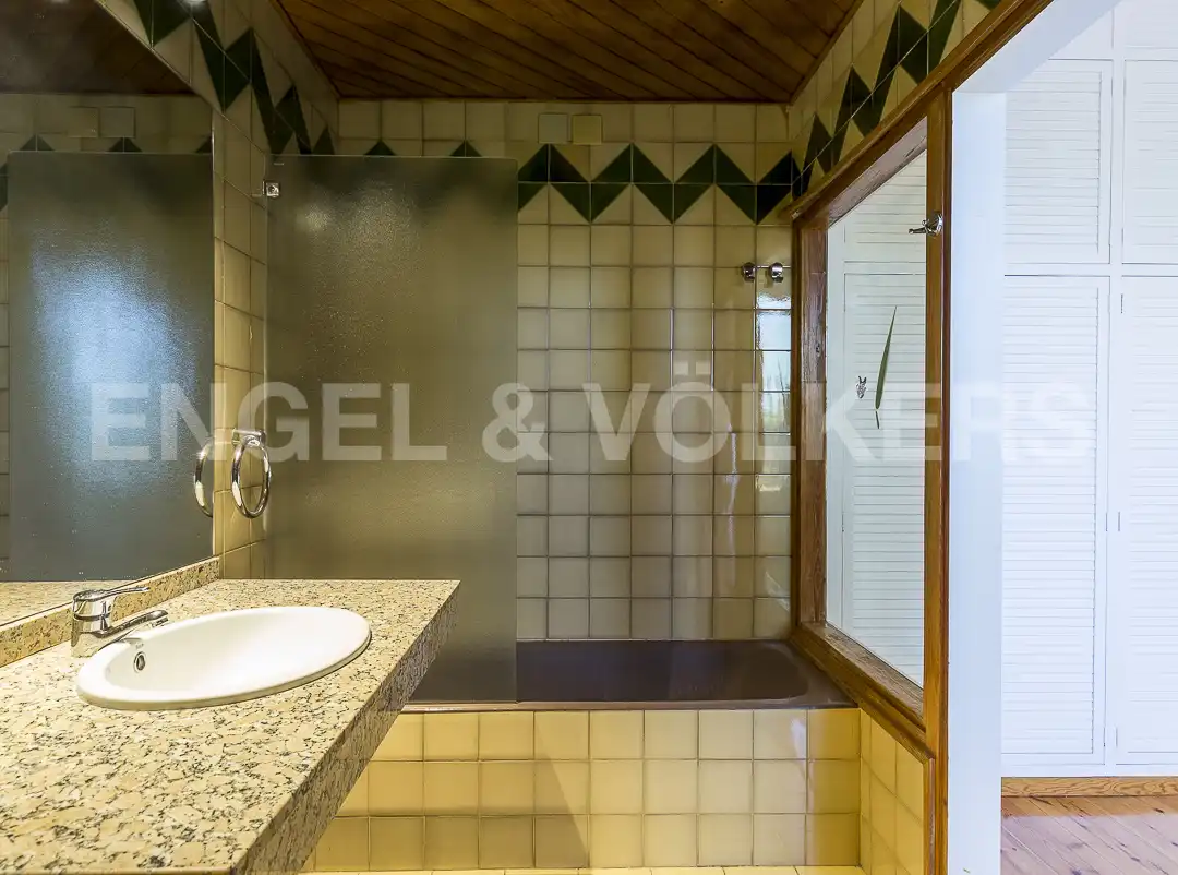 Bathroom of Houses for sale in Barcelona  with Heating, Private garden and Parquet flooring