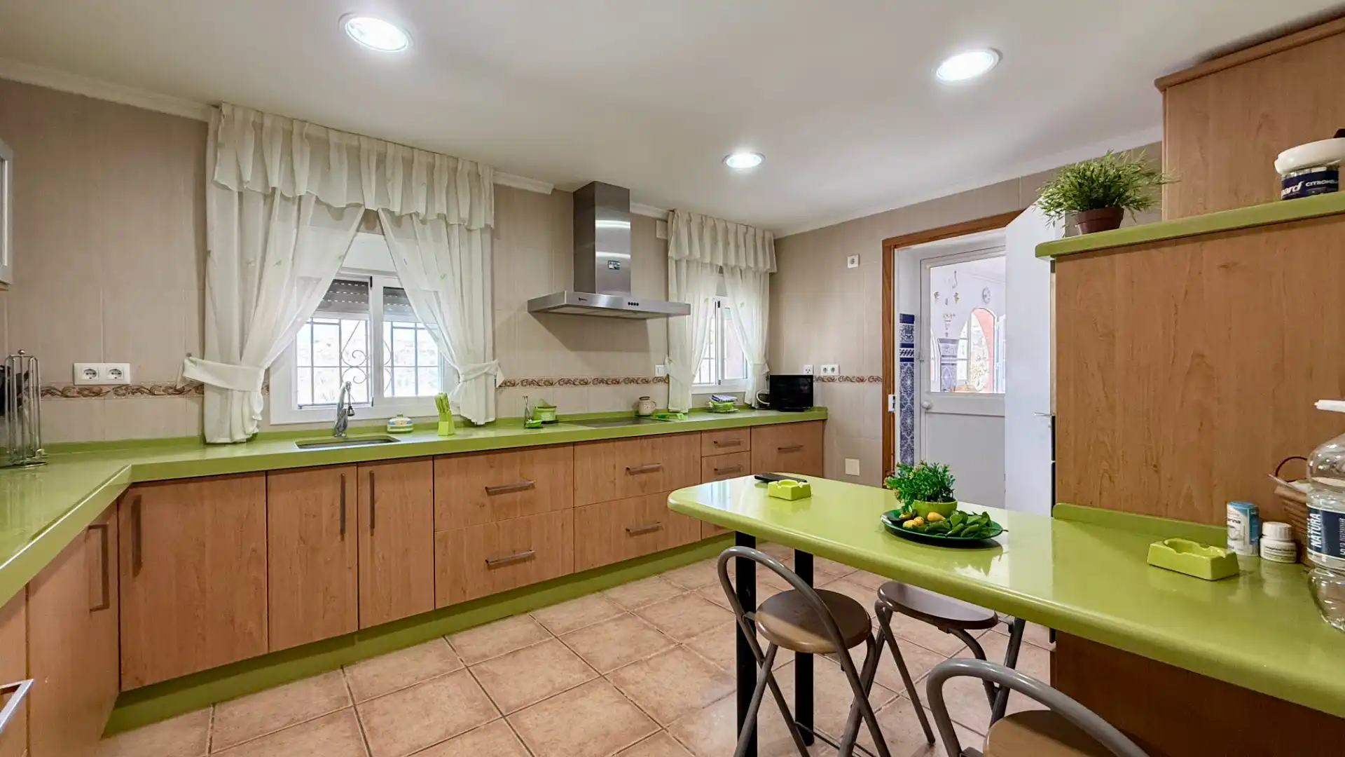 Cocina de Casa o chalet en venta en Chiclana de la Frontera con Aire acondicionado, Calefacción y Jardín privado