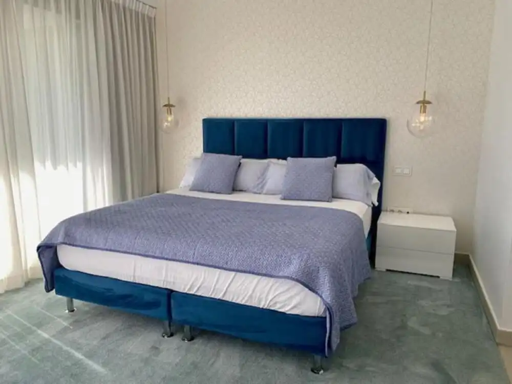 Dormitori de Casa o xalet de lloguer en Estepona amb Aire condicionat, Jardí privat i Terrassa