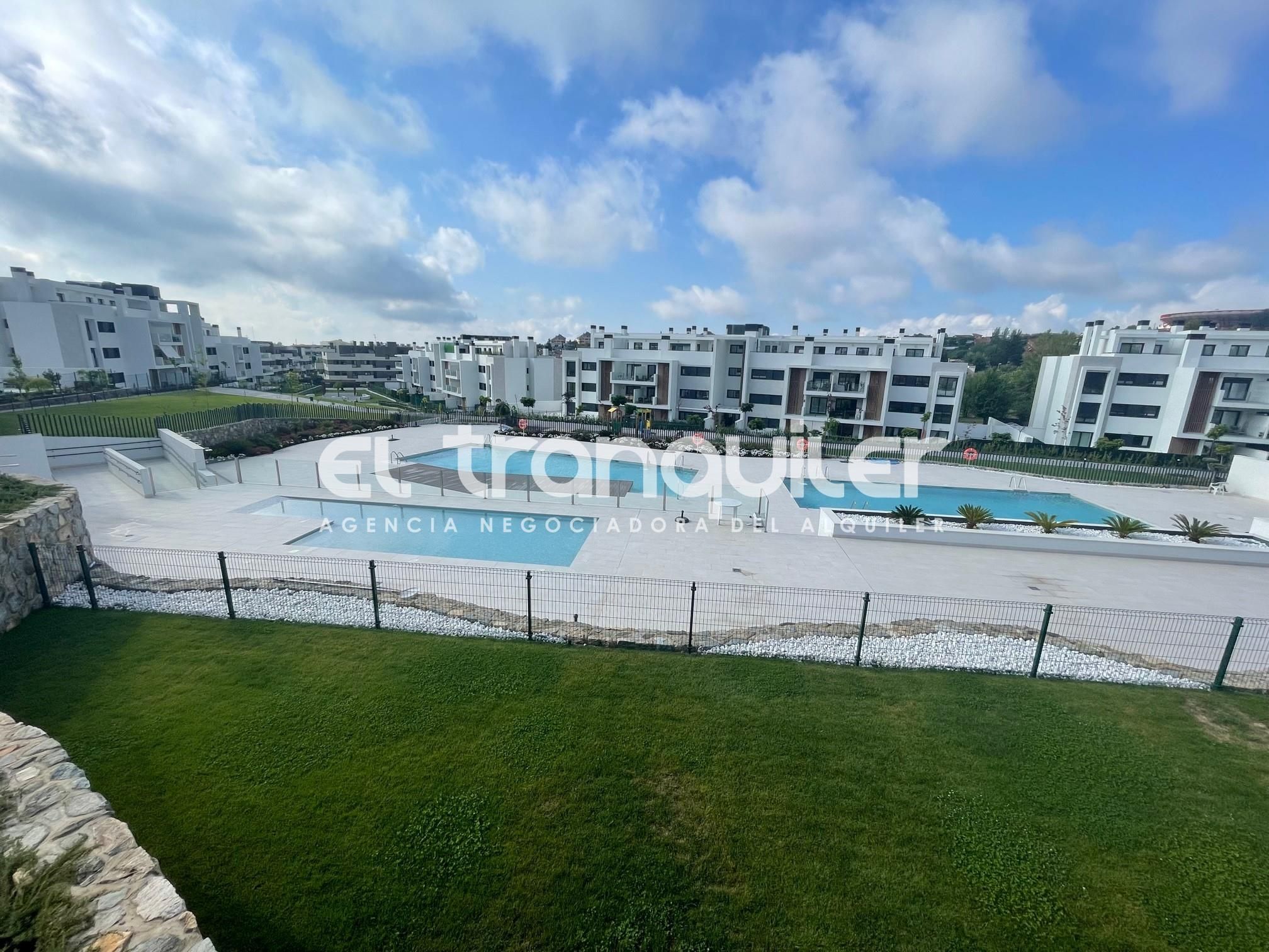 Außenansicht von Wohnung miete in Colmenar Viejo mit Terrasse, Abstellraum und Schwimmbad