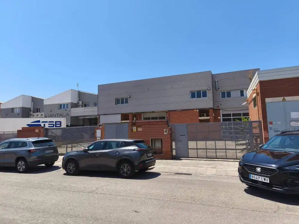 Industrial building to rent in Almeda - El Corte Inglés