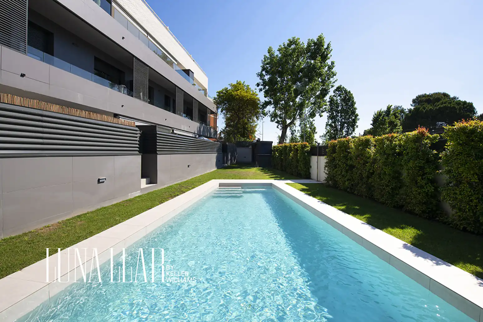 Schwimmbecken von Wohnung zum Verkauf in Gavà mit Klimaanlage, Privatgarten und Parkett