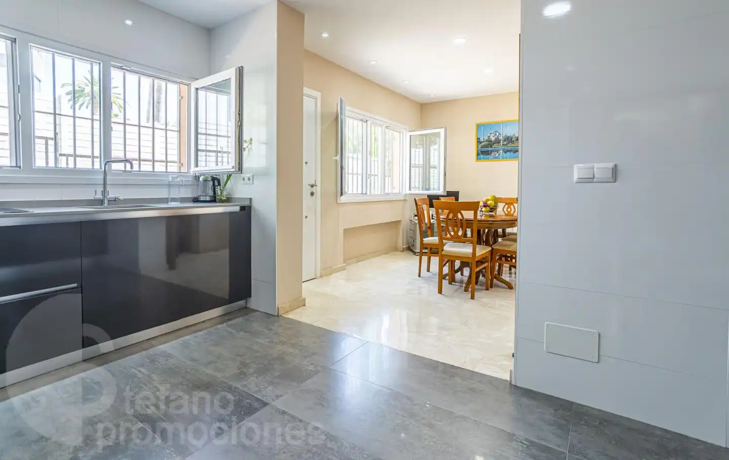 Küche von Haus oder Chalet zum Verkauf in Málaga mit Klimaanlage, Privatgarten und Terrasse