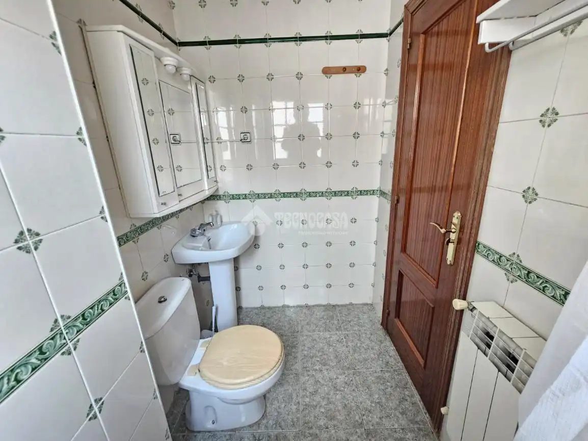 Badezimmer von Dachboden zum Verkauf in Madrid mit Heizung, Terrasse und Balkon