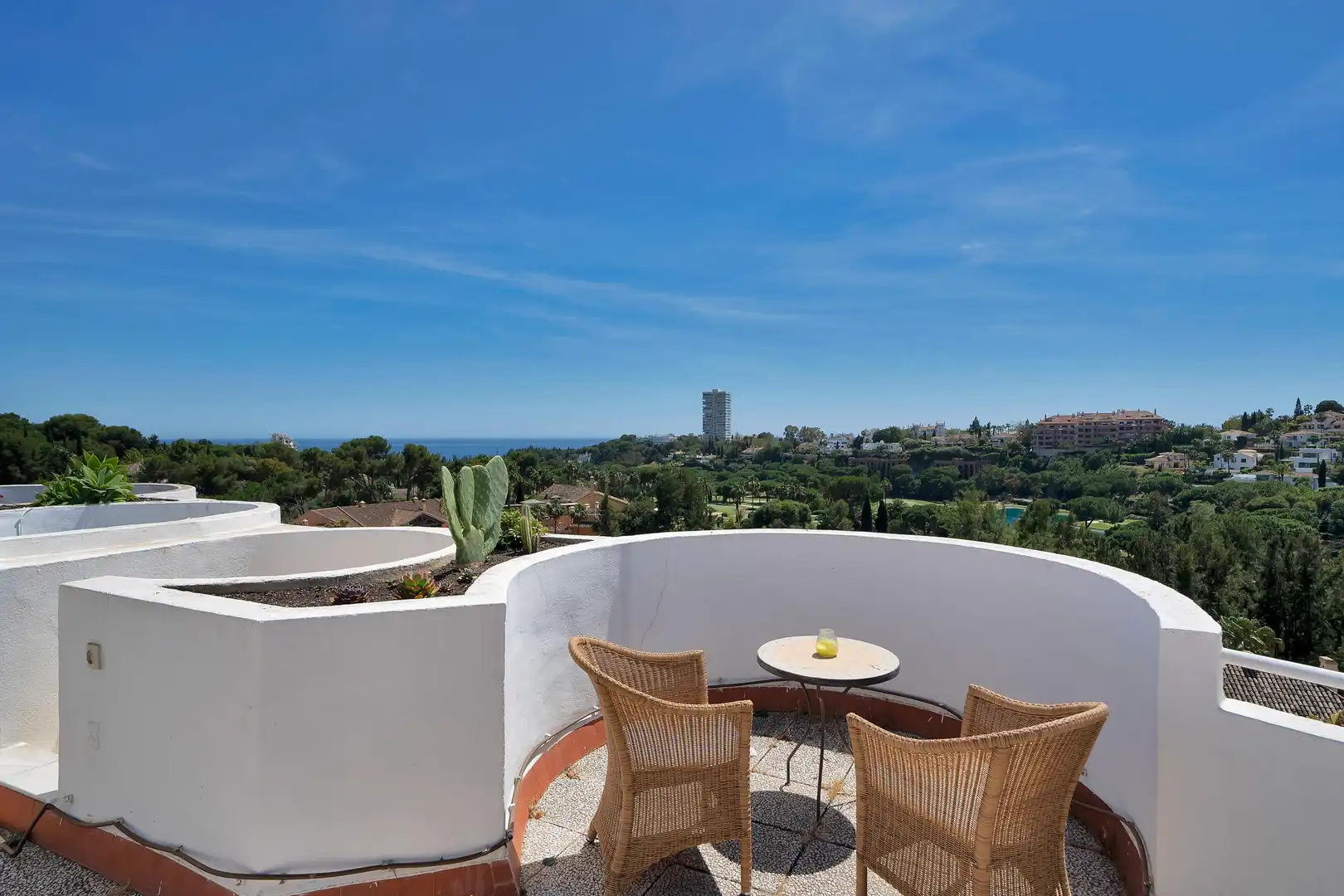 Terraza de Ático de alquiler en Marbella con Aire acondicionado, Calefacción y Jardín privado